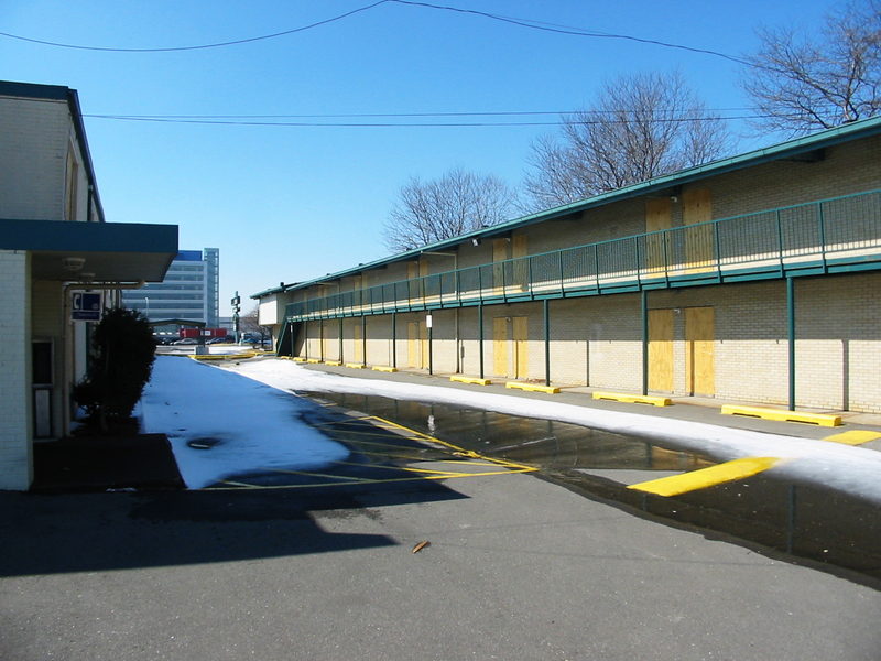 Executive Inn Motel - 2003 Photo (newer photo)